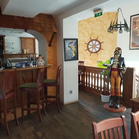 Pirates Hotel Хайнбург ан дер Донау Екстериор снимка