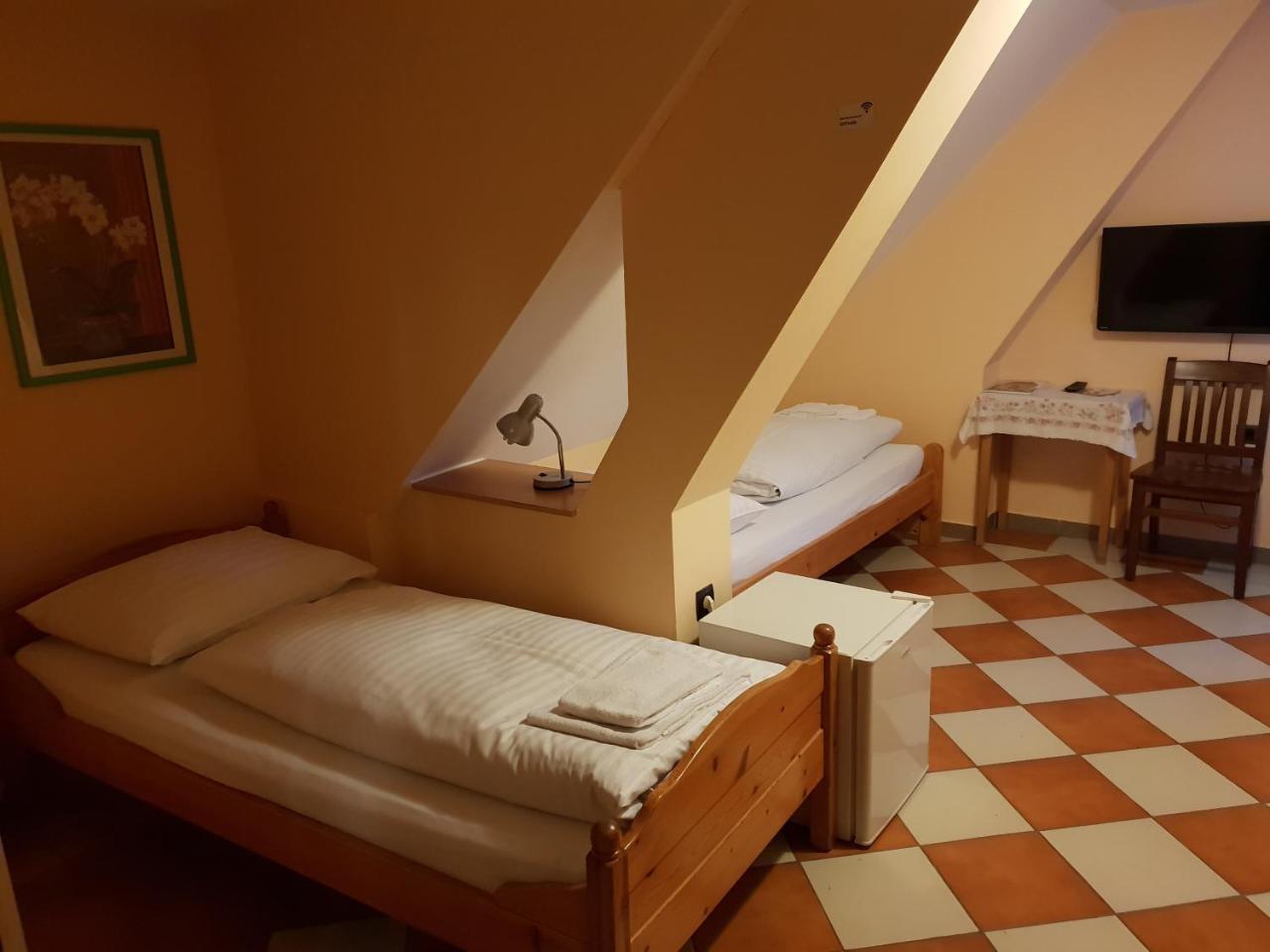 Pirates Hotel Хайнбург ан дер Донау Екстериор снимка