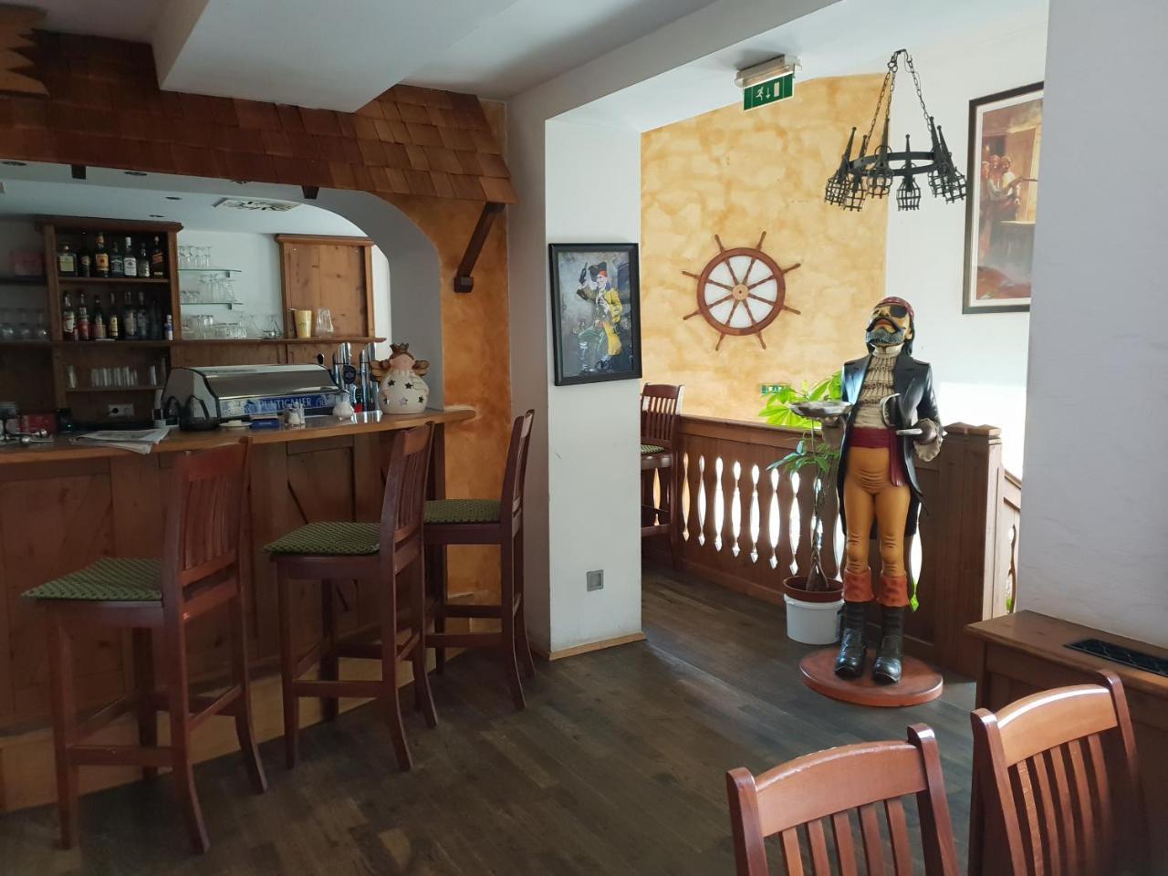 Pirates Hotel Хайнбург ан дер Донау Екстериор снимка